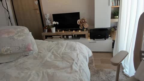 Vicky   online show from 6, 3, 2025