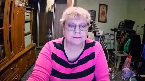 Snapshot of beverlyqcynia chatting on 4, 12, 2025 BeverlyQCynia online show from 4, 12, 2025