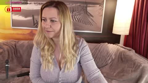 Snapshot of bigboobsarri chatting on 5, 3, 2025 BigBoobsArri online show from 5, 3, 2025