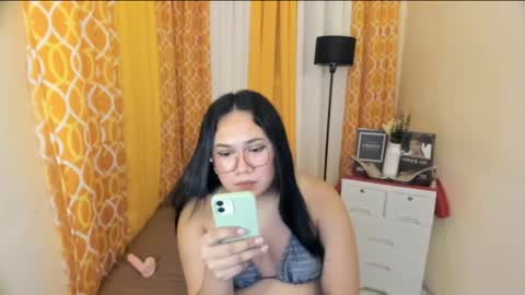 BABY LEXIE online show from 25, 4, 2026