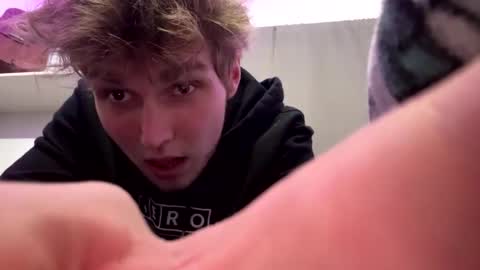 Snapshot of bigskinnyboyshh chatting on 18, 12, 2024 bigskinnyboyshh online show from 18, 12, 2024