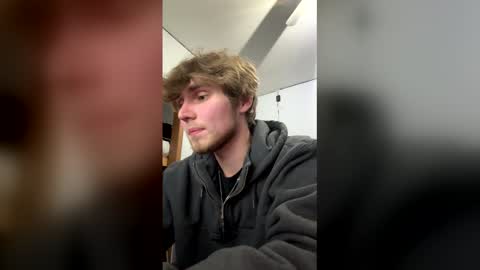 Snapshot of bigskinnyboyshh chatting on 18, 12, 2025 bigskinnyboyshh online show from 18, 12, 2025