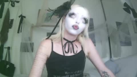 Snapshot of bl0odsyring3 chatting on 4, 10, 2025 vampire fang online show from 4, 10, 2025