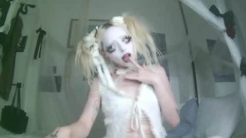 Snapshot of bl0odsyring3 chatting on 9, 10, 2025 vampire fang online show from 9, 10, 2025