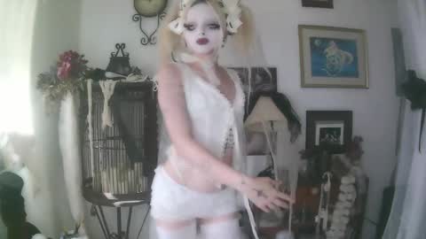 Snapshot of bl0odsyring3 chatting on 17, 10, 2025 vampire fang online show from 17, 10, 2025