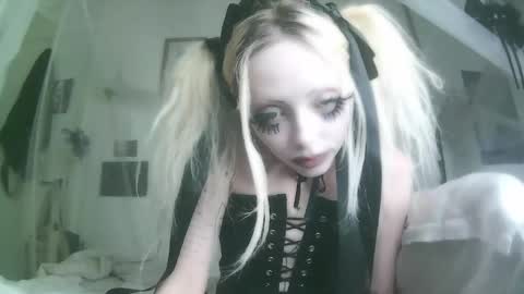 Snapshot of bl0odsyring3 chatting on 14, 11, 2025 vampire fang online show from 14, 11, 2025