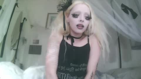 Snapshot of bl0odsyring3 chatting on 19, 11, 2025 vampire fang online show from 19, 11, 2025