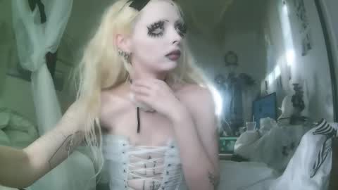 Snapshot of bl0odsyring3 chatting on 20, 11, 2025 vampire fang online show from 20, 11, 2025