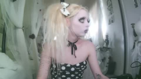 Snapshot of bl0odsyring3 chatting on 28, 11, 2025 vampire fang online show from 28, 11, 2025