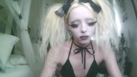 Snapshot of bl0odsyring3 chatting on 4, 12, 2025 vampire fang online show from 4, 12, 2025