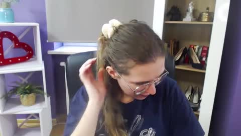 Z O E Y online show from 4, 2, 2025