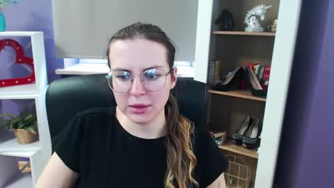 Z O E Y online show from 4, 3, 2025