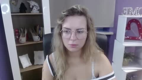 Z O E Y online show from 11, 9, 2025