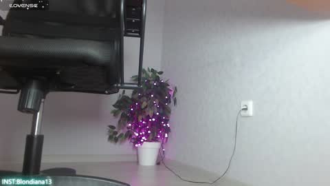 Im Di. I smell naked even when Im dressed. online show from 14, 12, 2024