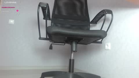 Im Di. I smell naked even when Im dressed. online show from 29, 1, 2025