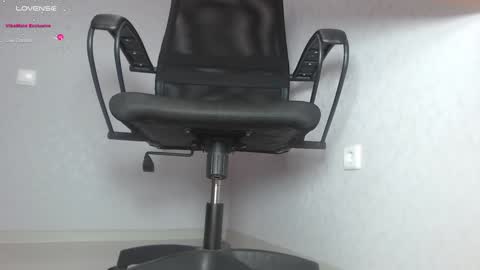 Im Di. I smell naked even when Im dressed. online show from 5, 2, 2025