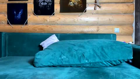 Nail and Olivia online show from 3, 12, 2025