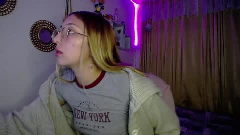 Snapshot of bonny_clyde_xx_ chatting on 10, 12, 2024 Soffy Brooks Independent model online show from 10, 12, 2024