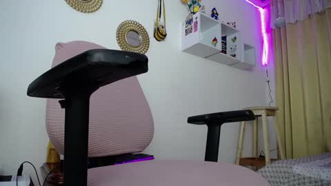 Snapshot of bonny_clyde_xx_ chatting on 4, 1, 2025 Soffy Brooks Independent model online show from 4, 1, 2025