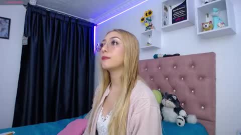 Snapshot of bonny_clyde_xx_ chatting on 24, 10, 2025 Soffy Brooks Independent model online show from 24, 10, 2025