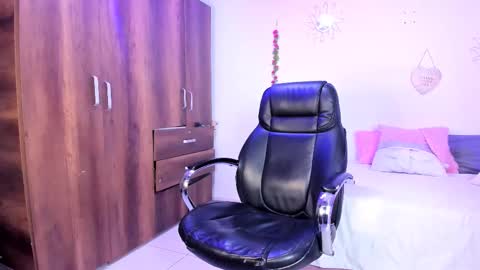 Snapshot of bonny_greylm chatting on 17, 12, 2025 sofia online show from 17, 12, 2025