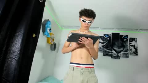 boys4hot_777 online show from 8, 3, 2025