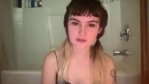 esme gray online show from 22, 10, 2025