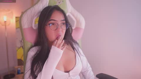 Snapshot of buttercup_li_ chatting on 12, 11, 2025 zafiro online show from 12, 11, 2025