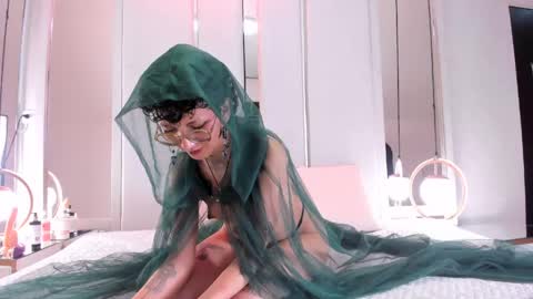 Snapshot of calioperoux1 chatting on 17, 4, 2026 Caliope online show from 17, 4, 2026