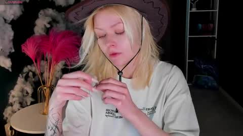 Snapshot of callista_a chatting on 19, 5, 2026 Robin online show from 19, 5, 2026