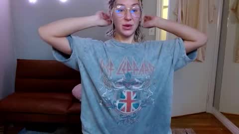 Snapshot of candicamgirl chatting on 14, 11, 2025 MissCandiJones online show from 14, 11, 2025