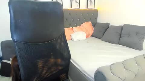 candiceferragamo online show from 12, 2, 2026