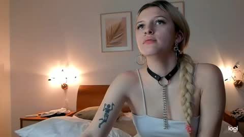 Snapshot of caressyourself chatting on 12, 1, 2025 caressyourself online show from 12, 1, 2025