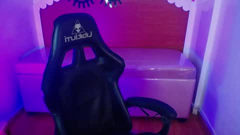 Snapshot of carlie_mayer chatting on 1, 10, 2025 CARLYE online show from 1, 10, 2025