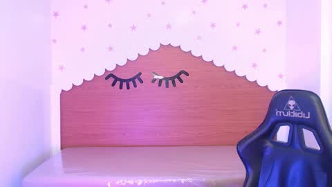 Snapshot of carlie_mayer chatting on 6, 11, 2025 CARLYE online show from 6, 11, 2025