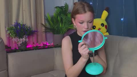 Snapshot of carlyneisenman chatting on 4, 12, 2025 Eva online show from 4, 12, 2025