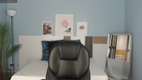 caroline_blair1 online show from 27, 4, 2026