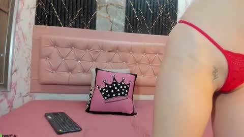 Snapshot of caroline_daring chatting on 4, 11, 2025 caroline daring online show from 4, 11, 2025