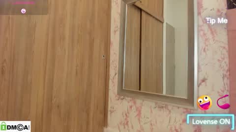 Snapshot of caroline_daring chatting on 17, 12, 2025 caroline daring online show from 17, 12, 2025