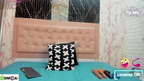 Snapshot of caroline_daring chatting on 19, 12, 2025 caroline daring online show from 19, 12, 2025