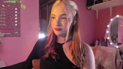 Snapshot of caroline_kiparis chatting on 21, 11, 2025 Caro online show from 21, 11, 2025
