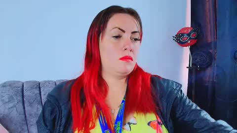 Carolinhe  online show from 8, 10, 2025