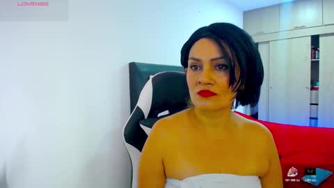 Snapshot of carolinnefiotti chatting on 3, 12, 2025 CarolinneFiotti online show from 3, 12, 2025