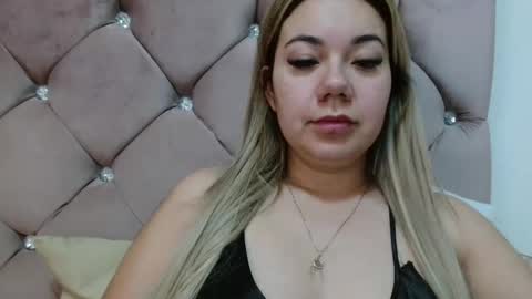 Snapshot of caroo0615 chatting on 28, 10, 2025 caroo0615 online show from 28, 10, 2025