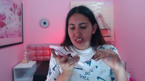 Snapshot of cassandra_ruizz chatting on 19, 11, 2025 573215024606 online show from 19, 11, 2025