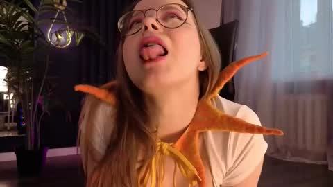 Snapshot of cassiecool chatting on 23, 10, 2025 assie online show from 23, 10, 2025