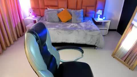 catti_brie_ online show from 13, 11, 2025