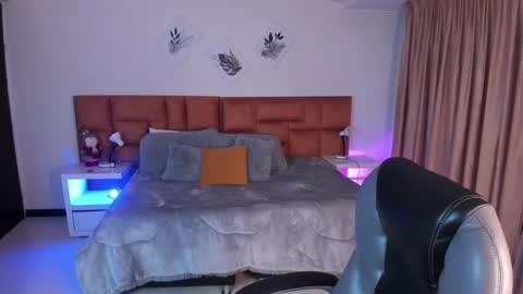 catti_brie_ online show from 28, 11, 2025