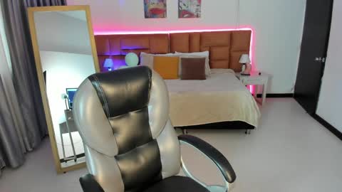 catti_brie_ online show from 24, 4, 2026
