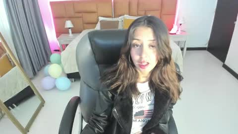 catti_brie_ online show from 28, 4, 2026